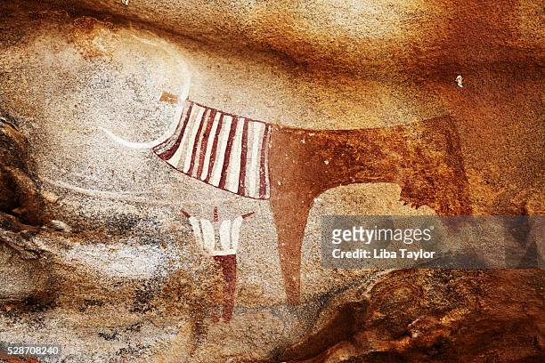 cave paintings in laas gaal - cave art stockfoto's en -beelden