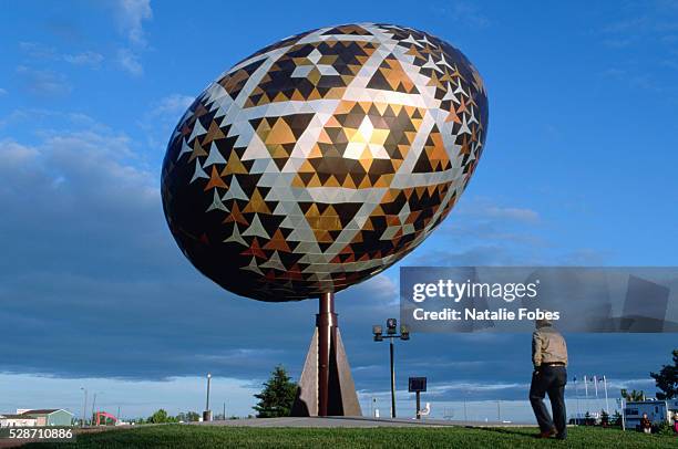 world's largest pysanka in vegreville, canada - pysanka stock pictures, royalty-free photos & images