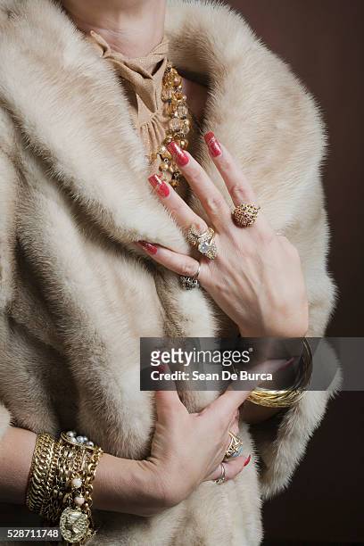 woman wearing fur coat and jewelry - fur coat stockfoto's en -beelden
