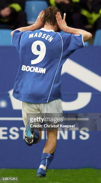 Bundesliga 03/04, Bochum; VfL Bochum - 1. FC Kaiserslautern 4:0; Jubel nach Tor zum 4:0 durch Peter MADSEN/Bochum der die Lauterer Fans nicht hoeren...