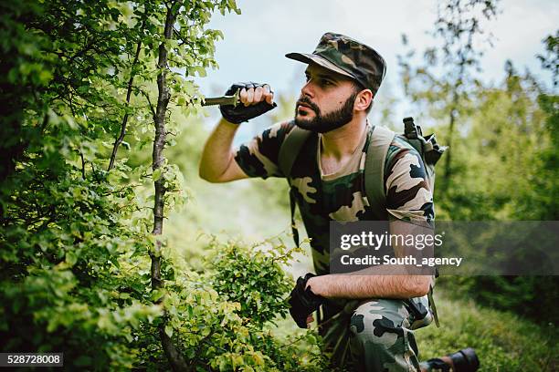 camoflauged army soldier - army soldier male stock pictures, royalty-free photos & images