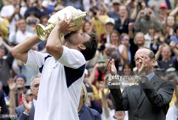 London; Patrick RAFTER/AUS - Goran IVANISEVIC/CRO; Sieger Goran IVANISEVIC/CRO kuesst den Pokal, rechts: der Herzog von KENT