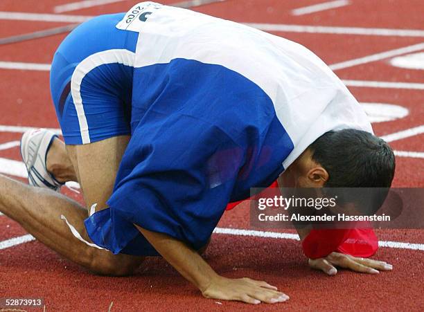 Muenchen; 1.500m MAENNER; SIEGER Mehdi BAALA/FRA nach Kampfrichterentscheid, obwohl Reyes ESTEVEZ/ESP zeitgleich ueber die Ziellinie lief, kuesst den...