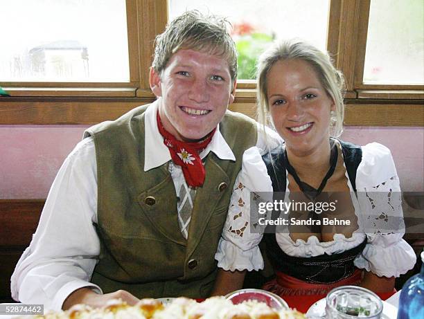 Bundesliga 03/04, Muenchen; FC Bayern Muenchen auf dem Oktoberfest 2003; Bastian SCHWEINSTEIGER mit Feundin DANIELA