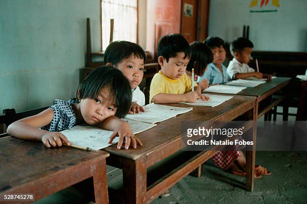 elementary students concentrate on their work - vietnam school stock pictures, royalty-free photos & images