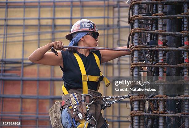 woman working with rebar - construction workers foto e immagini stock