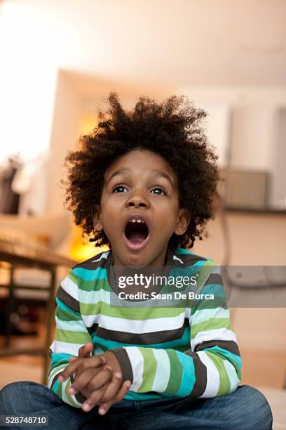 boy watching television - escandalo tv fotografías e imágenes de stock