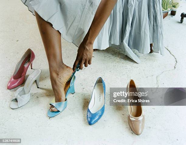 woman trying shoes on - magasin de chaussures photos et images de collection