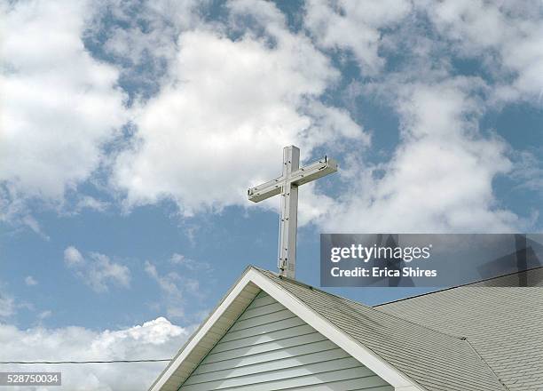 cross on top of a church - église photos et images de collection