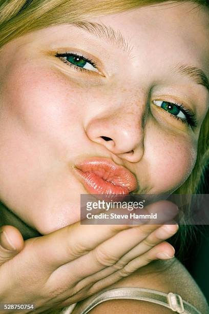 young woman blowing kiss - enviar un beso fotografías e imágenes de stock