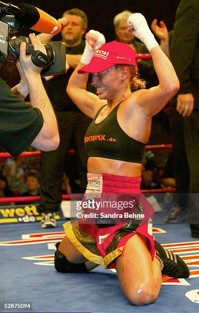 Kampf 2003, Super Bantamgewicht, Stuttgart; Daisy LANG - Silke WEICKENMEIER; Jubel Siegerin Daisy LANG