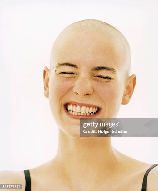 young woman with bald head - hair loss in woman stock pictures, royalty-free photos & images