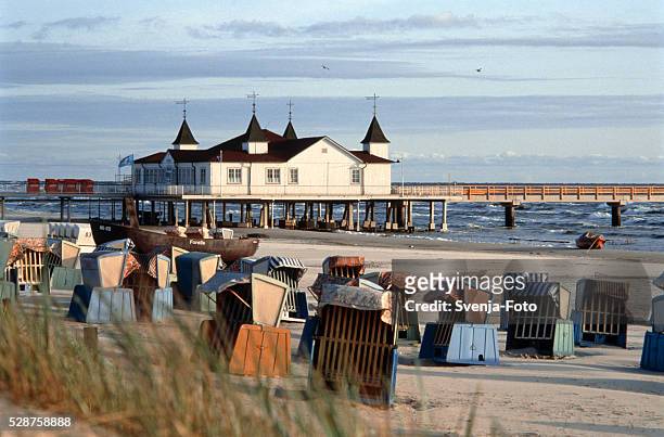 beach chairs, pavilion and sea bridge in usedom (germany) - usedom photos et images de collection