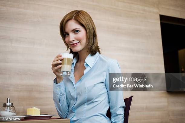 businesswoman with milk moustache - milchbart stock-fotos und bilder