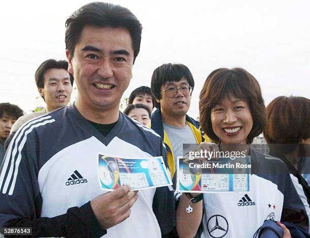 In JAPAN und KOREA, Sapporo; GRUPPE E/DEUTSCHLAND - SAUDI ARABIEN ; Japanische Fans zeigen ihre Eintrittskarten vom Spiel GER-KSA