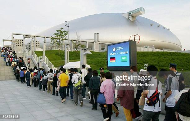 In JAPAN und KOREA, Sapporo; GRUPPE E/DEUTSCHLAND - SAUDI ARABIEN ; Wartende Fans vor dem Stadion"SAPPORO DOME "