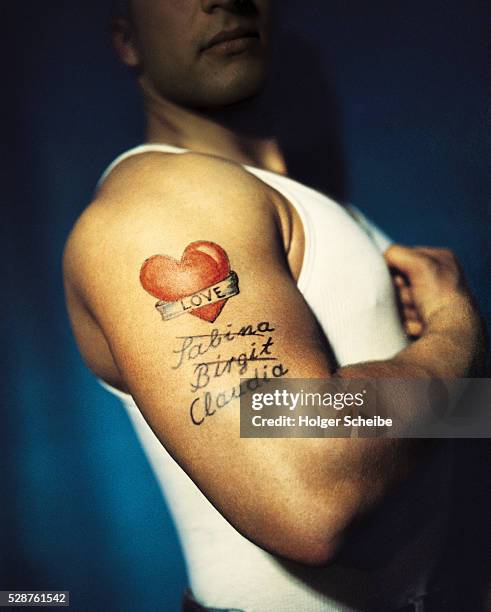 man with tattoo on his upper arm - tattoo 個照片及圖片檔