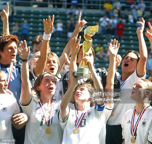 In den USA, Finale, Carson/Los Angeles; Deutschland - Schweden ; Bettina WIEGMANN/GER mit dem Weltpokal, hinten Pia WUNDERLICH, Silke ROTTENBERG,...