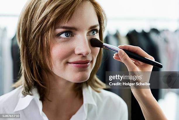 woman having her makeup done - maquillador fotografías e imágenes de stock