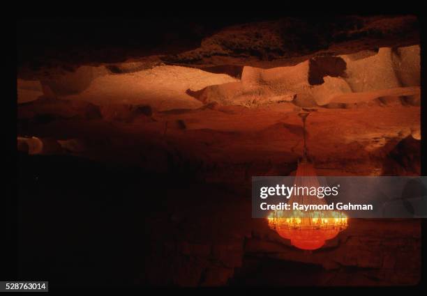 chandelier in cumberland caverns - mcminnville tennessee stockfoto's en -beelden