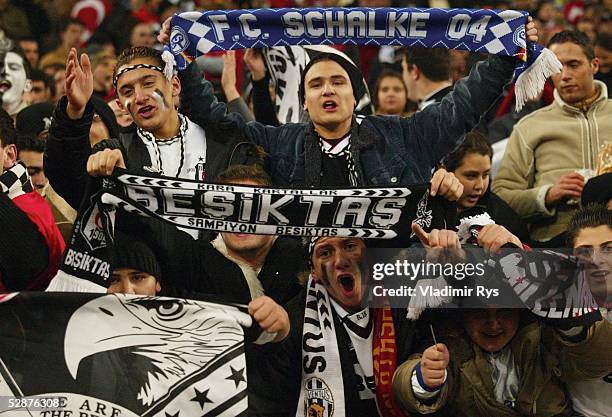 Champions League 03/04, Gelsenkirchen; Besiktas Istanbul - FC Chelsea; Fans Besiktas Istanbul