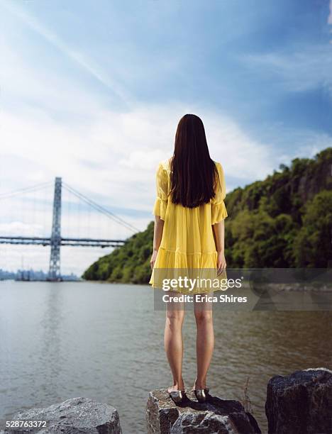 woman wearing yellow dress - robe jaune photos et images de collection