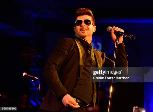 Robin Thicke performs onstage during the Unbridled Eve Gala during the 142nd Kentucky Derby on May 6, 2016 in Louisville, Kentucky.