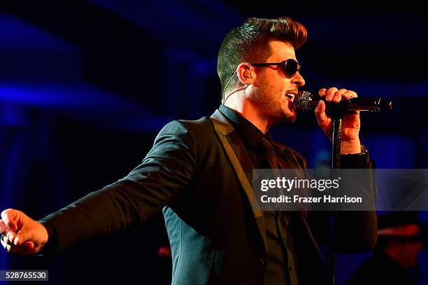 Robin Thicke performs onstage during the Unbridled Eve Gala during the 142nd Kentucky Derby on May 6, 2016 in Louisville, Kentucky.