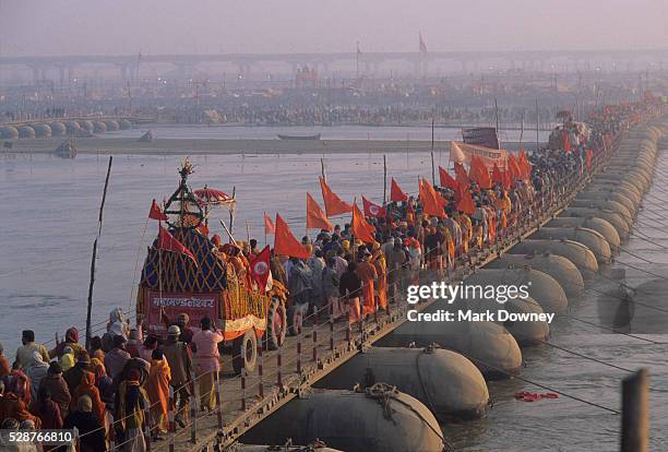 pilgrims crossing the ganges river - kumbh mela 個照片及圖片檔