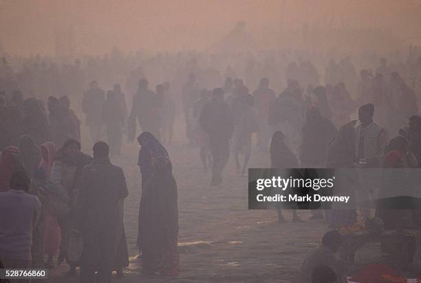 pilgrims in the mist - allahabad city stock-fotos und bilder