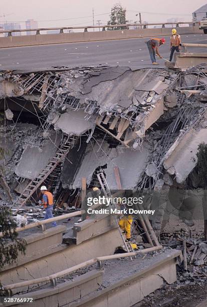workers amid damaged freeway - ロマプリータ地震 ストックフォトと画像