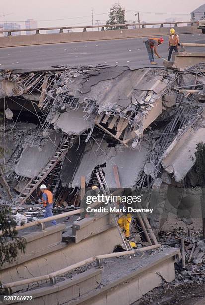 workers amid damaged freeway - loma prieta earthquake stockfoto's en -beelden