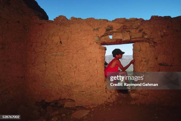 boy exploring pueblo canyon dwelling - cliff dwelling stock-fotos und bilder