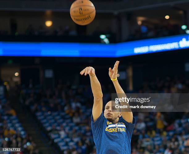 Stephen Curry Practices during warmup