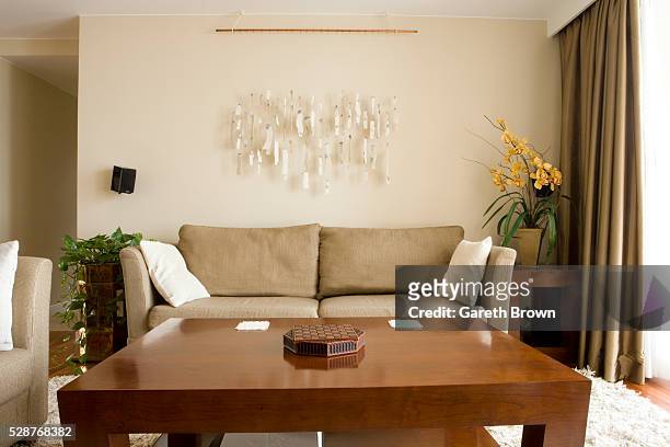 serene living room - mesa baja de salón fotografías e imágenes de stock
