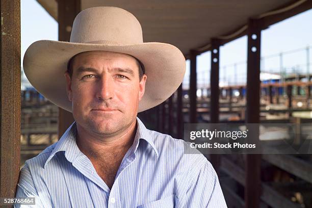 man wearing cowboy hat - cowboyhut stock-fotos und bilder