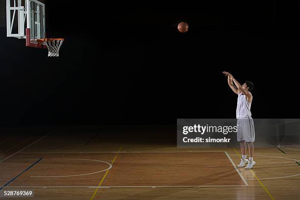 player practicing a free throw - shooting baskets 個照片及圖片檔