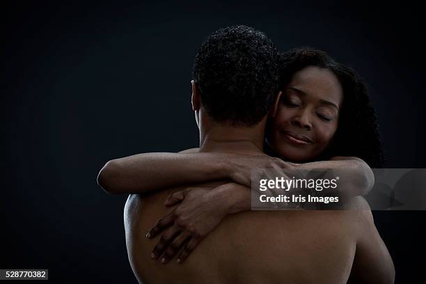 couple hugging - iris mann stock-fotos und bilder