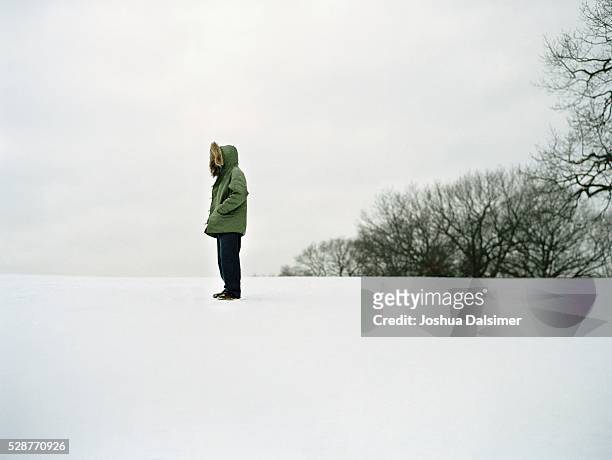 man standing on snow - padded jacket 個照片及圖片檔