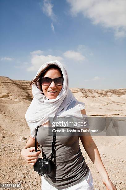 tourist in the desert - joshua dalsimer stock pictures, royalty-free photos & images