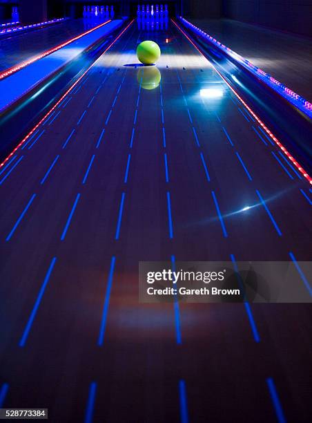 neon bowling lane - ten pin bowling foto e immagini stock