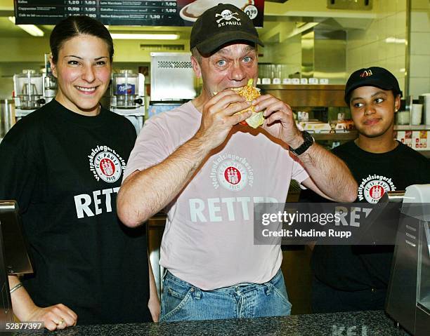 Rettungsaktion'fuer den FC St. Pauli ', Hamburg; "Retter" T-Shirt Verkauf bei McDonalds; Sonja TOPALOVIC, Praesident Corny LITTMANN, Conny MALIKI