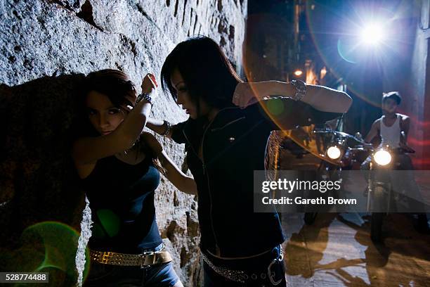young women fighting in alley - faustschlag stock-fotos und bilder