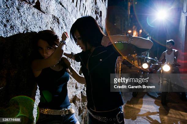 young women fighting in alley - colpire foto e immagini stock