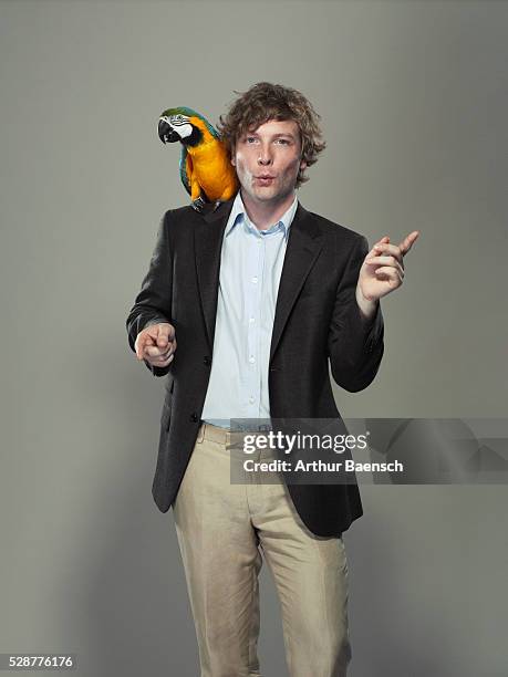 parrot sitting on man's shoulder - parrot shoulder stock pictures, royalty-free photos & images