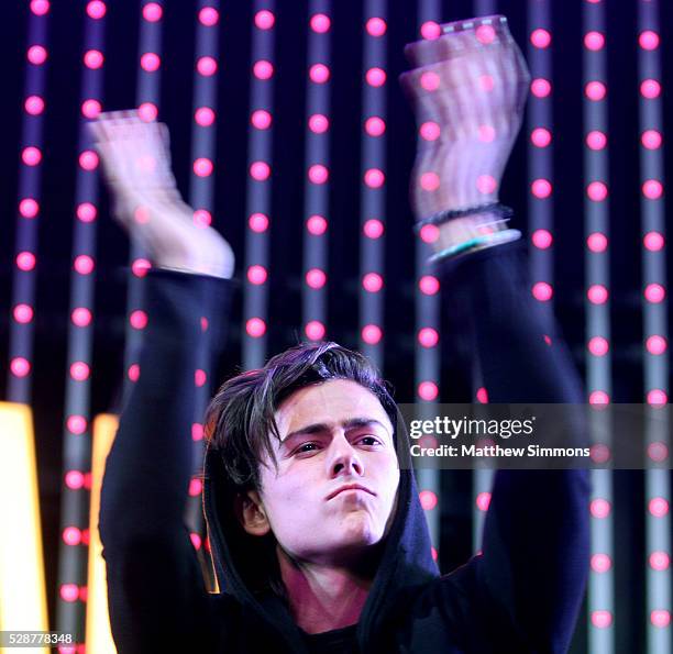 Matthew Rey Los 5 Perform At Universal Citywalk Photos and Premium High Res ...