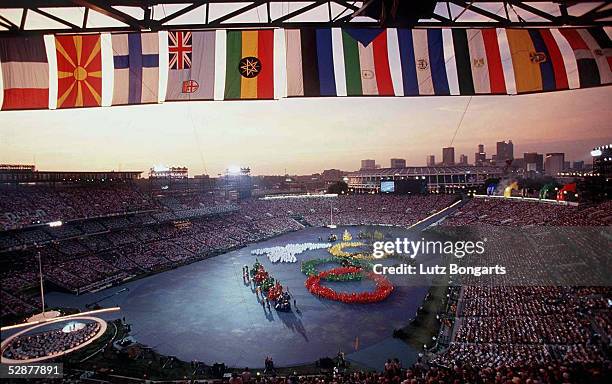 Die OLYMPISCHEN RINGE dargestellt im Olympiastadion vor der Skyline Atlantas.