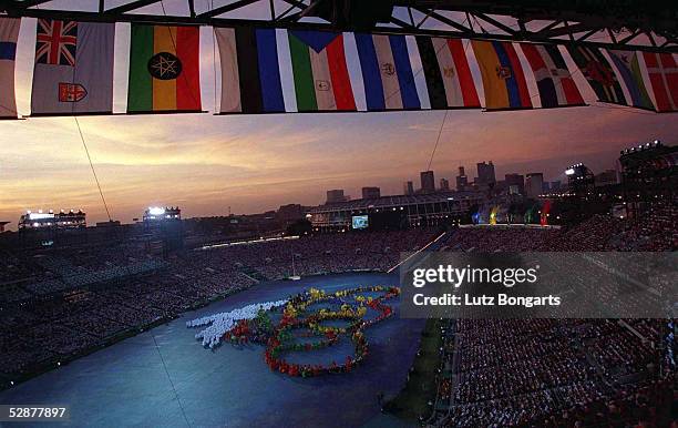 Die OLYMPISCHEN RINGE dargestellt im Olympiastadion vor der Skyline Atlantas.