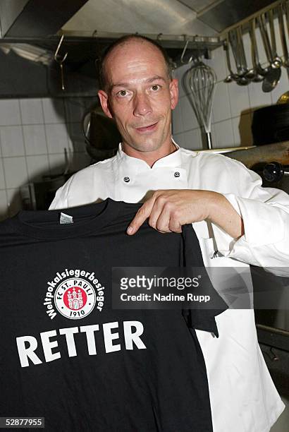 Rettungsaktion'fuer den FC St. Pauli ', Hamburg; "Retter" T-Shirt Verkauf