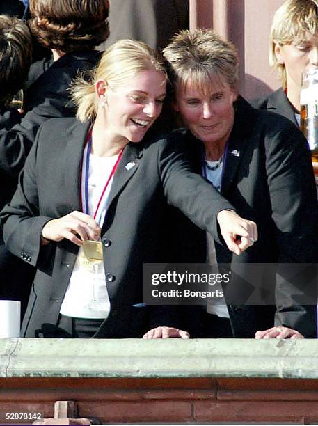 Frankfurt; Ankunft der Nationalmannschaft in Frankfurt/Empfang auf dem Roemer; Nia KUENZER mit DFB Bundestrainerin Tina THEUNE-MEYER